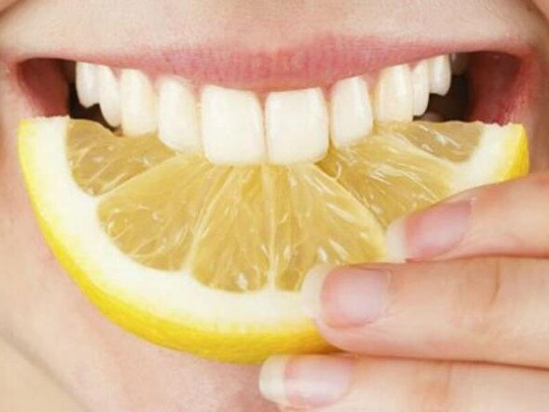 10 Домашніх засобів для відбілювання зубів - як відбілювати зуби, природно та вдома